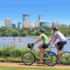 Balade en vélo sur les bords du lac à Minneapolis, Minnesota