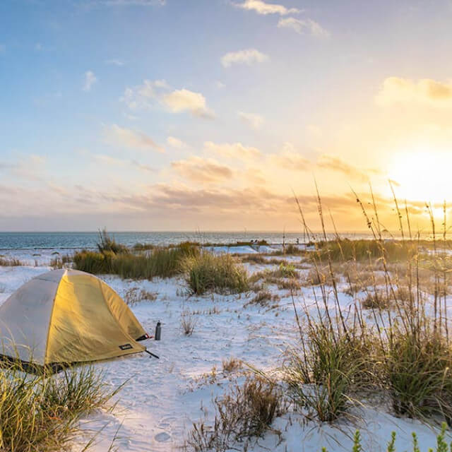 Camping sur la plage d’Anclote Key dans le comté de Pasco, Floride