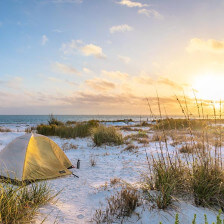Camping sur la plage d’Anclote Key dans le comté de Pasco, Floride
