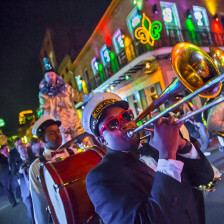 Fanfare jouant dans les rues de La Nouvelle-Orléans, Louisiane