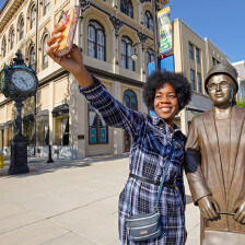 Petite photo avec la statue en bronze de Rosa Parks à Montgomery, Alabama