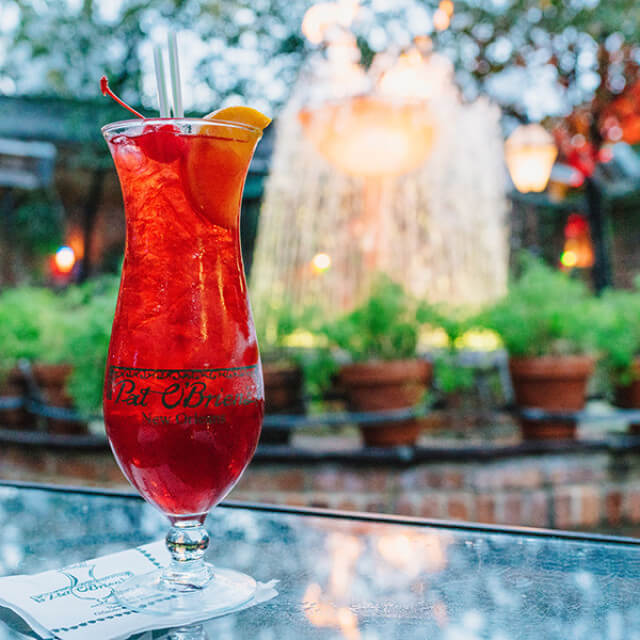 Dégustation d’un cocktail ouragan sur le patio du Pat O’Brien à La Nouvelle-Orléans, Louisiane