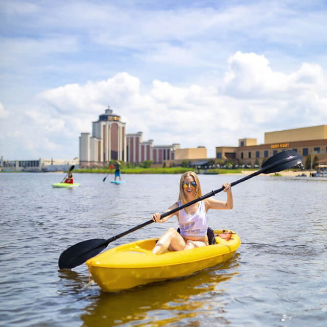 Vue sur la ville depuis un kayak à Lake Charles, Louisiane