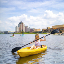 Vue sur la ville depuis un kayak à Lake Charles, Louisiane