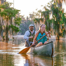 Canoë à travers les cyprès du Lake Martin, près de Lafayette, Louisiane