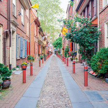 Promenade sur les pavés d’Elfreth’s Alley à Philadelphie, Pennsylvanie