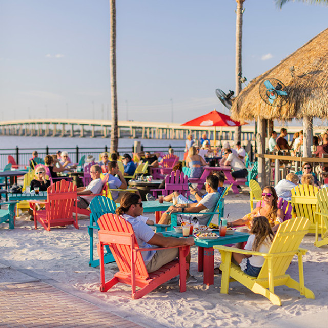 Sur le sable au TT’s Tiki Bar à Punta Gorda, Floride