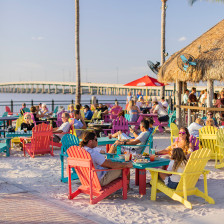 Sur le sable au TT’s Tiki Bar à Punta Gorda, Floride