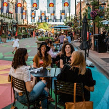 Repas en plein air dans le centre-ville animé de Denver, Colorado