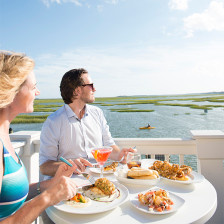 Repas en plein air avec vue sur la crique en Caroline du Sud