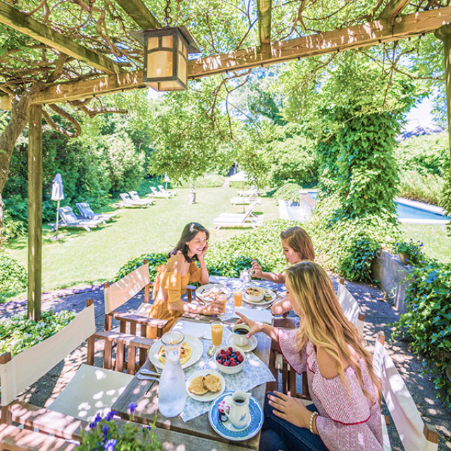 Repas en terrasse à Long Island, dans l’État de New York