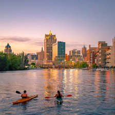Kayak sur la Milwaukee River à Milwaukee, Wisconsin