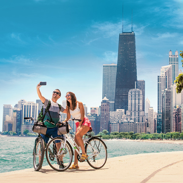 Balade à vélo au bord du lac avec vue sur les gratte-ciel à Chicago, Illinois