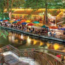 La River Walk à San Antonio, Texas, à la tombée de la nuit