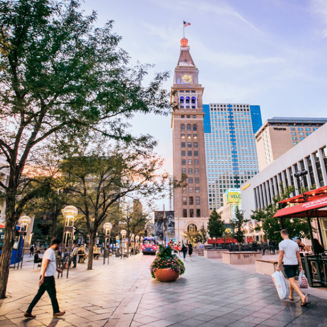 Shopping sur le 16th Street Mall dans le centre-ville de Denver, Colorado