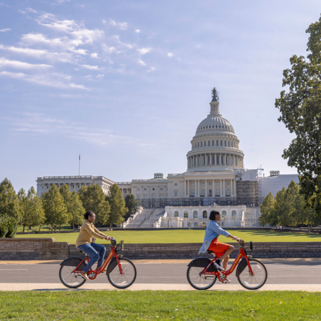 Promenade à vélo devant le Capitole des États-Unis à Washington, D.C.